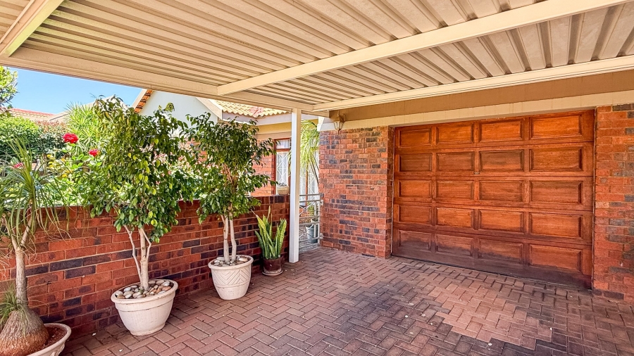 3 Bedroom Property for Sale in Flamwood North West